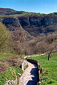 Parco delle Cascate di Molina. La mulattiera che da Molina scende alle cascate.